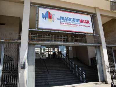 Superato il cancello sul quale un cartello indica la presenza qui anche del liceo scientifico tecnologico �Margherita Hack�...